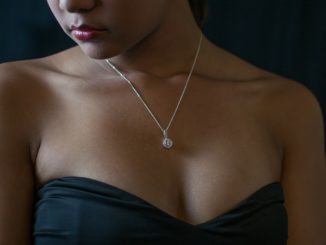 Kvinde med smykke