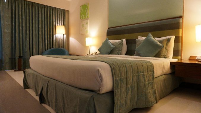 hotelvaerelse-med-seng-og-puder