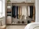 Åbent klædeskab med en lille capsule wardrobe i neutrale farver